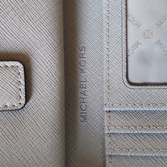 Michael Kors wristlet - Picture 5 of 6